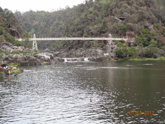 Ein kleiner Ausschnitt vom Cataract Georg in Launceston - Juergen ist bis an den Wasserfall geschwommen, vielleicht findet ihr ihn auf dem Bild