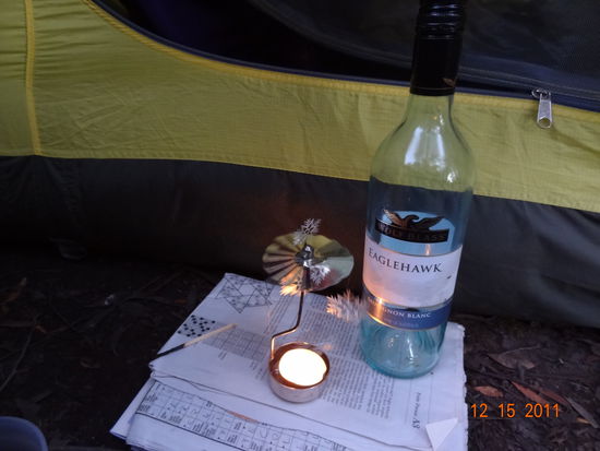 Wie ihr seht, ist fuer alles gesorgt, die Pyramide und auch der Geburtstagswein vorm Zelt