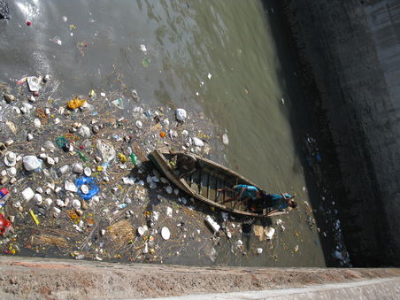 Kinder die Pfanflaschen aus dem Wasser fischen