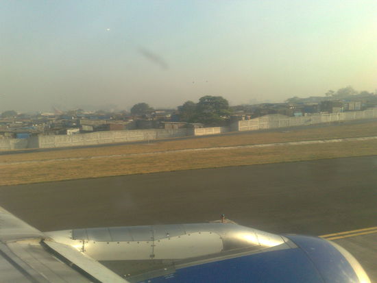 Slums direkt neben der Start- und Landebahn.