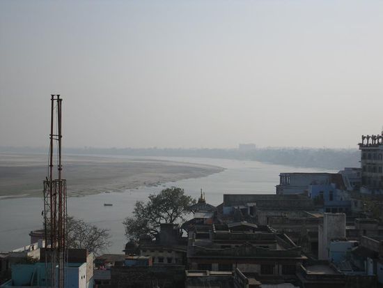 Blick von unserer Gaestehausterasse auf den Ganges