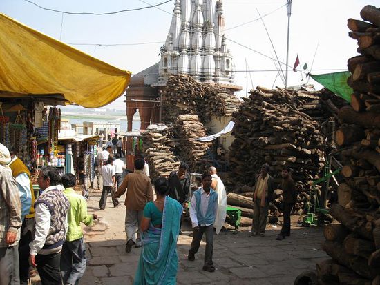 Holzlager fuer Totenverbrennung