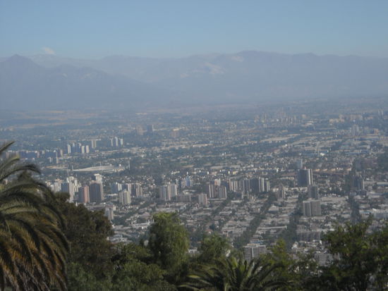 Blick vom Cerro Cristobal über Santiago.Im Hintergrund die Anden....