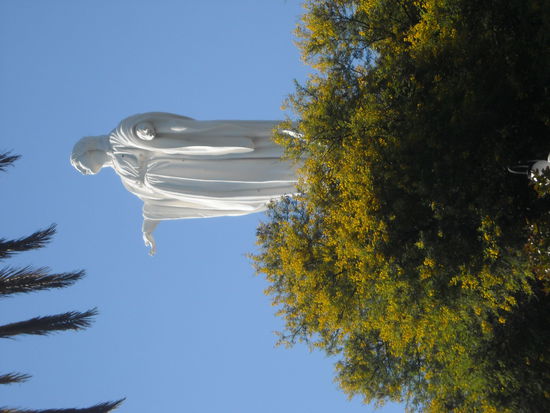 Die Marienstatue steht ganz oben auf dem Cerro Cristobal und wacht über die Stadt