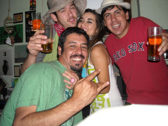 DIE chilenische Partylöwen-Crew!