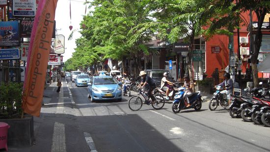 der Verkehr in Kuta ( auf dem Bild total untertrieben )