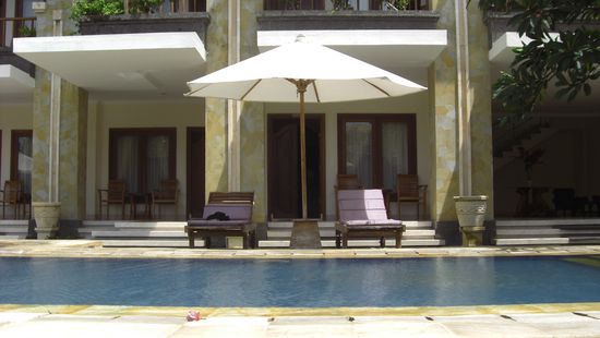 Das neue Hotel / unser Zimmer direkt hinter dem Schirm.....