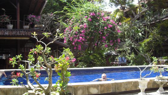 der Pool vom ersten Hotel