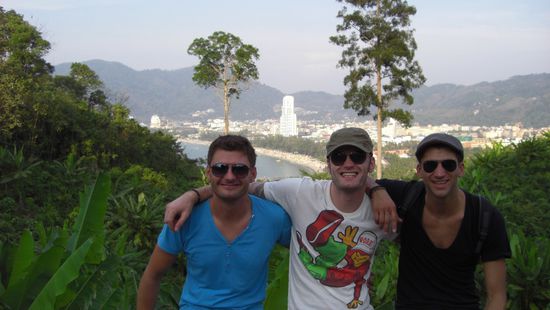 Die Drei Amigos am nächsten Tag..
Von rechts Jochen, Joe und ich.. 
Im Hintergrund Pantong