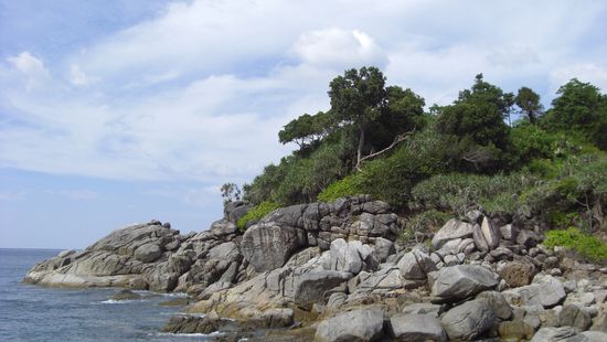 Rückseite von Paradisebeach.. Vorne Sand hinten Felsen..