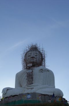 Der Buddha wird gerade restauriertund und mit Marmorplatten verkleidet.. Mehrere Statuen um ihn herum werden neu aufgebaut..