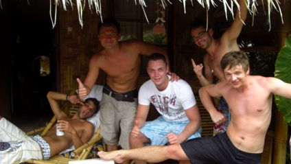Vor unserem Bungalow auf Phi Phi ( von links Jochen, ich, Manu, Jochen und Christian )