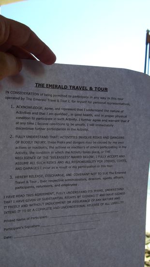 Bevor es losging, haben wir noch unser Todesurteil unterschreiben dürfen
Falls uns etwas zustoßen sollte, ist der Reiseanbieter aus dem Schneider....