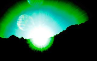 Die Sonne über den Klippen ( etwas überbelichtet )