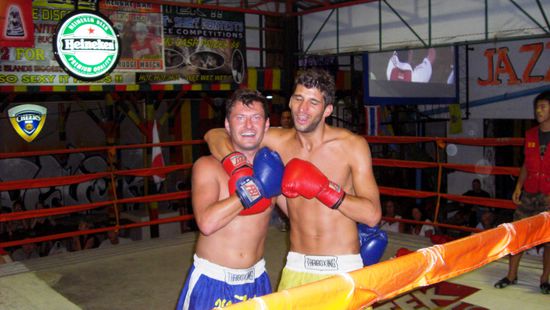 Nach dem Kampf ( 3 Runden ) waren wir körperlich KO
Es gab dann für Beide ein free Bucket... Aber nach Alkohol war uns an dem Abend nicht mehr zu Mute...