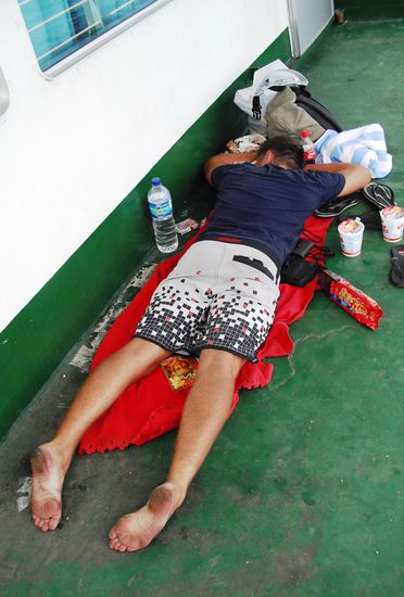 Schon so abgehärtet, dass ich hier überall pennen kann..
Man beachte die Füße.. die haben hier wirklich schon einiges mitgemacht..