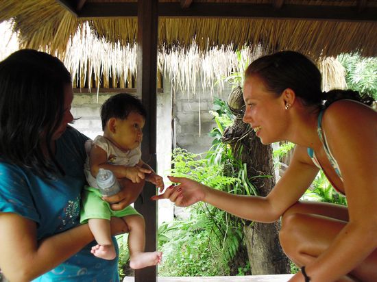 Die Bunga Bunga Frau mit ihrem Bunga Bunga Kind und das Kaninchen