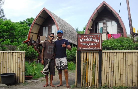 Vimo... Er konnte echt mal genial Gitarre spielen.. Er kümmert sich hier um die Besucher.. Das heißt, er zeigte uns den Kühlschrank wo die Getränke stehen und sagte wir sollen uns einfach bedienen und ihm dann sagen was wir getrunken haben Er kommt wie viele hier aus Jakarta und arbeitet 2 Jahre auf der Insel.. Naja wenn man das Arbeit nennen kann 