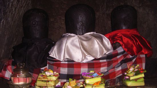 ... Die Goetterstatuen in der Hoehle ...