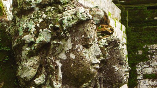 Brunnenstatuen am heiligen Wasser