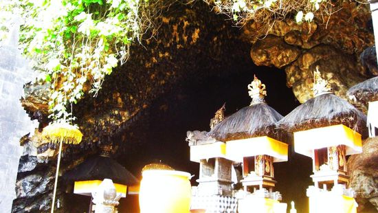 Leider vermittlet das Bild nicht die Gerueche und Zischgeraeusche von tausenden von Fledermaeusen, die wie eine schwarze lebende Masse von der Decke haengen...