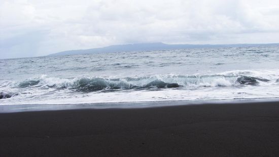 Der Sand ist beinahe Schwarz, das liegt an der Naehe zum Vulkan Gn. Agung ( 3142 Meter hoch )