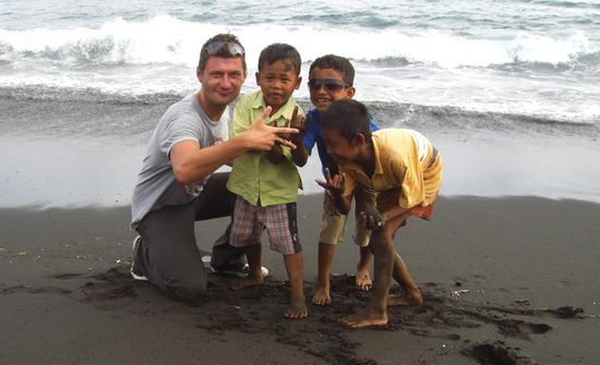 Die posenden Coolios.. Einer lustiger wie der Andere... und alle total verdreckt mit dem schwarzen Sand
