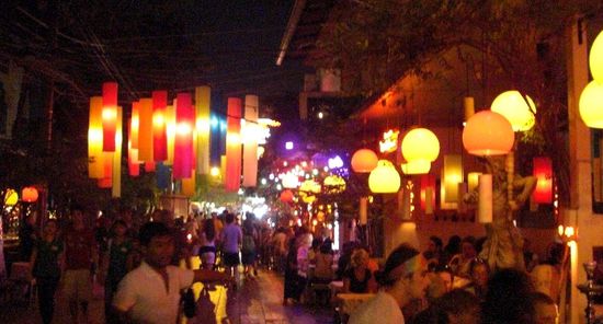 Soi Rambuttri bei Nacht..