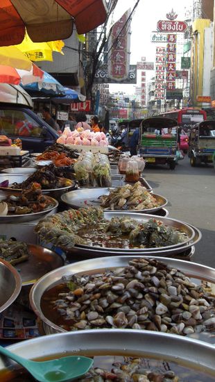 So sehen die Essensstaende aus.. Hier einer mit seafood..