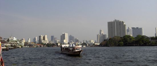 Eines der touristboats, mit dem man die wichtigsten Sehenswuerdigkeiten am Fluss entlang erreicht..
Die Fahrt von der ersten Station bis zur letzten kostet 40 Cent