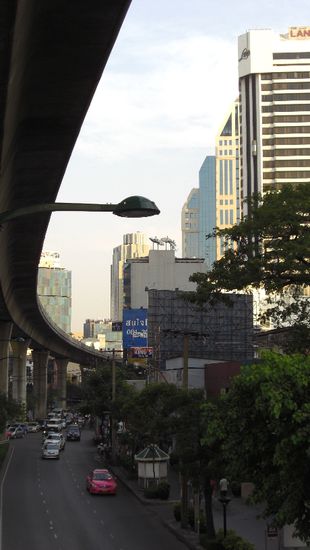 oben links ist die Skytrainstrecke..