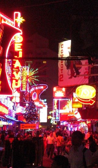 Soi Cowboy bei Nacht