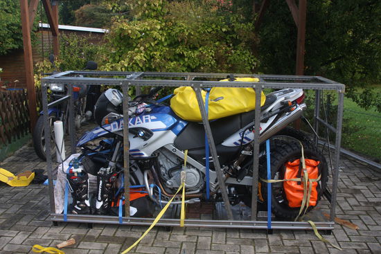 Und Stiefel, und zwei Koffer, und einen Reifen, und und und...