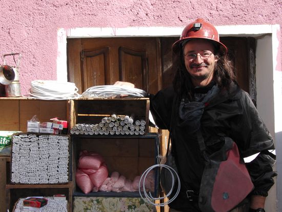 Wie ein Kind im Suessigkeitenladen! Oben die Zuendschnuere, darunter Zigaretten und TNT Stangen, darunter Ammoniumnitrat, um die Explosieon noch spektakulaerer zu gestalten.