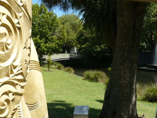 maorisculptur am avon river