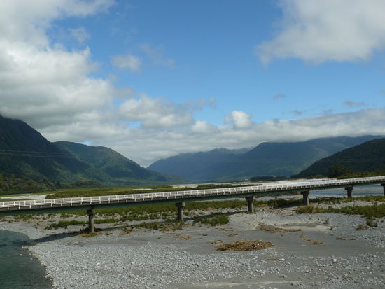 unterwegs mit dem transalpine railway. super zugfahrt mit jeder menge rentner. aber hab dadurch auch ne einladung in ein ferienhaus in colorado 
die fahrt dauert gutr 4 stunden und war echt spektakulaer. eiegntlich habe ich die ganze zeit auf der plattform ohne fensterscheibe verbracht, haette garkeinen sitz gebraucht. dann gings direkt mit dem bus weiter nach punakaiki, entlang einer traumhaften kuestenstrasse. bewachsen mit allem was es so in der farbe gruen gibt. aber hauptsaechlich natuerlich mit farn und palmen. es war wahnsinnig schoen am meer zu stehn, vor einem die brandung und hinter mir die grausche aus den baeumen. muessen wohl so ne art grosse grashuepfer sein, die da so laut sind. auf jeden fall ein freundlicher ort, mit einem top hostel.