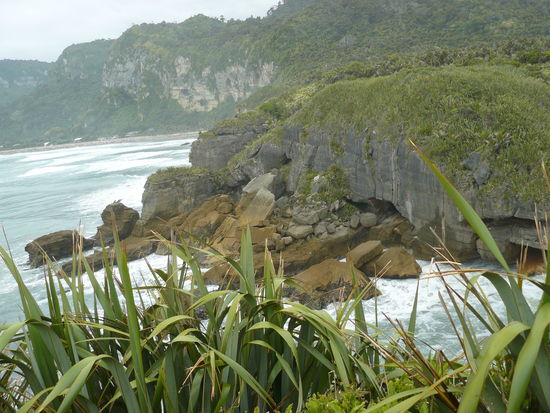 am strand im hintergrund steht mein beachhostel....sunset inclusive