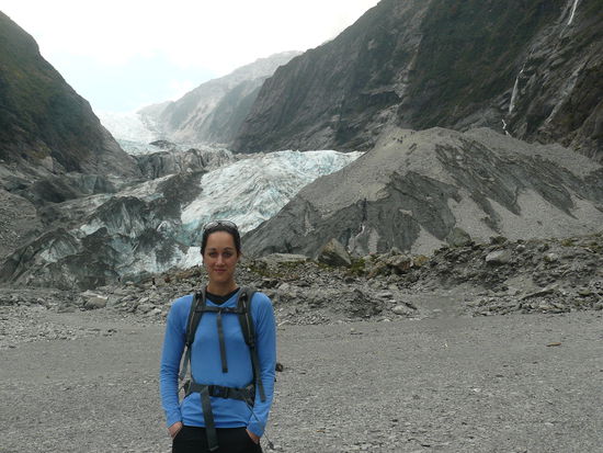 das ist vor dem franz josef gletscher. rauf auf den gletscher gehts morgen in fox glacier. aber schon ein gewaltiges teil dieser gletscher. das besondere....direkt daneben ist der regenwald. ansonsten ist hier nichts, nur 2 strassen und paar tourishops.