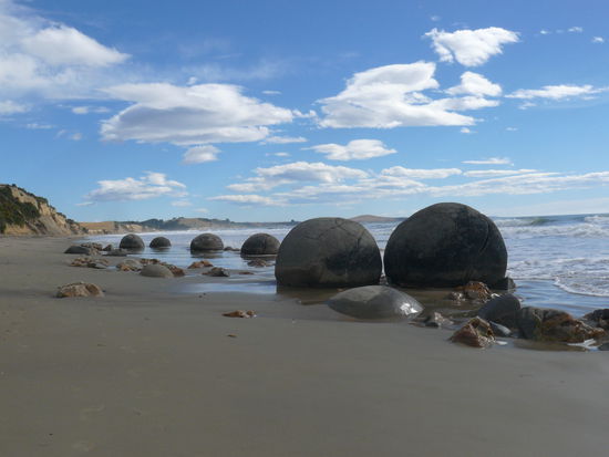 moeraki boulders...frag mich wie die dahin kamen. sollen wohl die ahnen von irgendwelchen maoris sein...