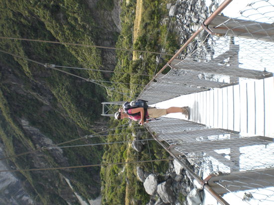 eine von 2 schwindelerregenden und sehr wackeligen Haengebruecken