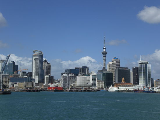die skyline von auckland auf dem weg mit der faehre nach waihike...