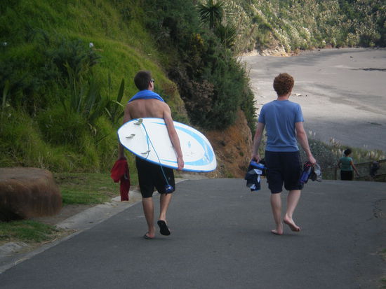 dieser coole Typ  mit dem Surfboard ist.....