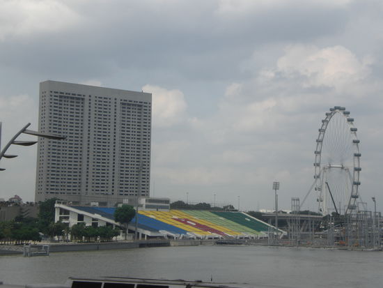 F1 GP Tribuene und Singapore Flyer (ich glaub das groesste Riesenrad)