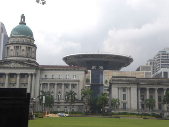 das Ufo im Hintergrund ist der Gerichtshof