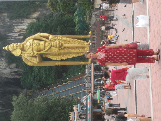 Baut Caves. Im hintergrund die Treppen laeuft man hoch zur Tempelhoehle