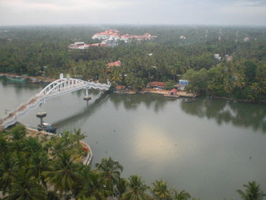 Bruecke ueber die Backwaters vom Ashram zum Festland