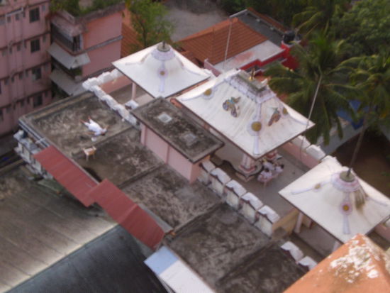 Tempel von oben! Leider darf man nirgends Bilder machen... Aber im Tempel ist auch mein Therapieraum!