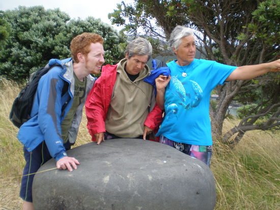 Stephan, Susanne und Gerlinde am Aussichtspunkt des Rainbow Warrior Wreck
