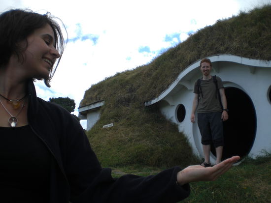 Man beachte die Ringtraegerin wie sie den Hobbit in der Hand hat...