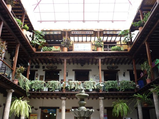 Der Patio (Innenhof) des Erzbischöflichen Palastes hat viele schöne Cafés und kleine Galerien